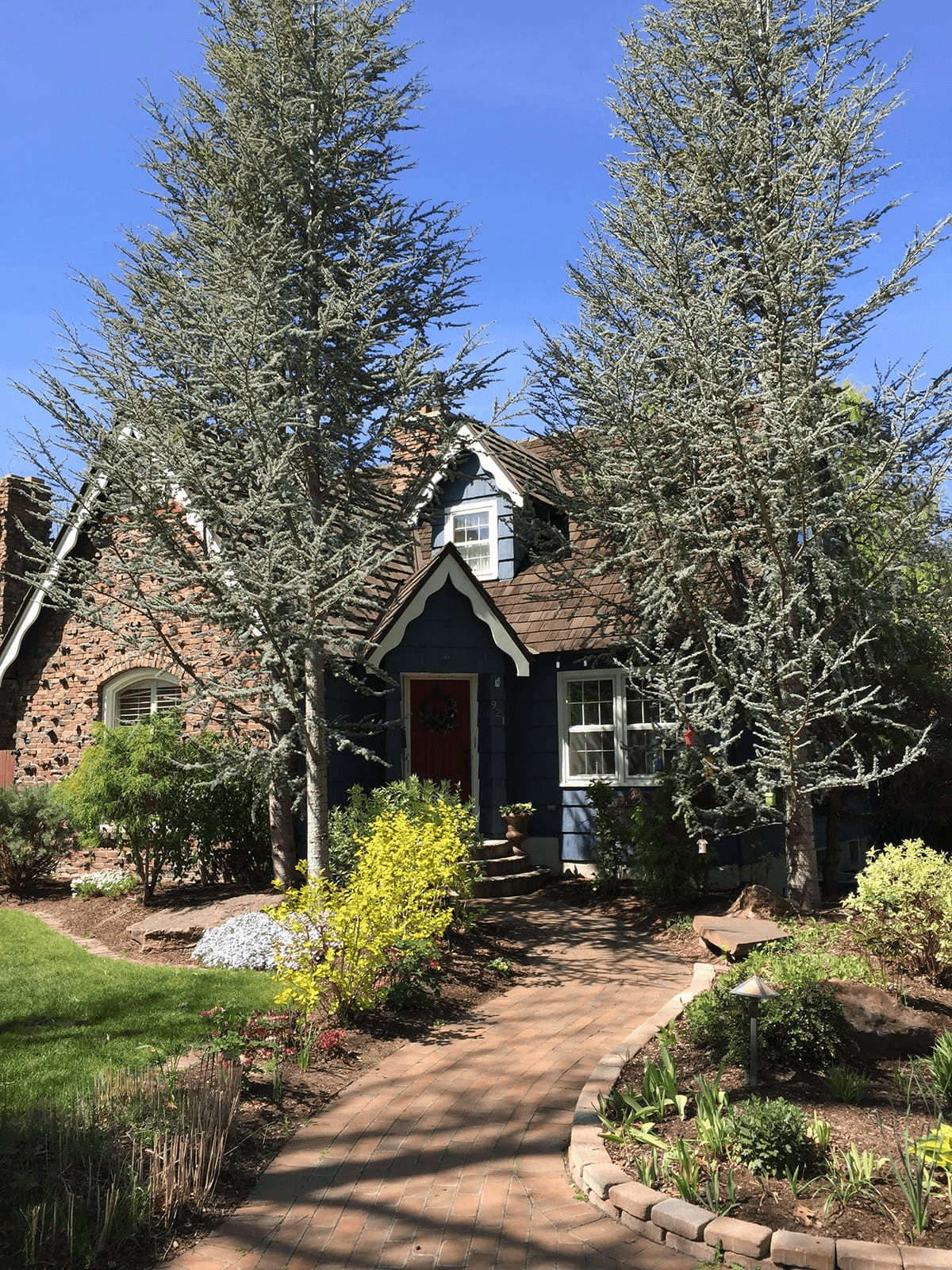 CeDUR Live Oak synthetic shake on a storybook cottage