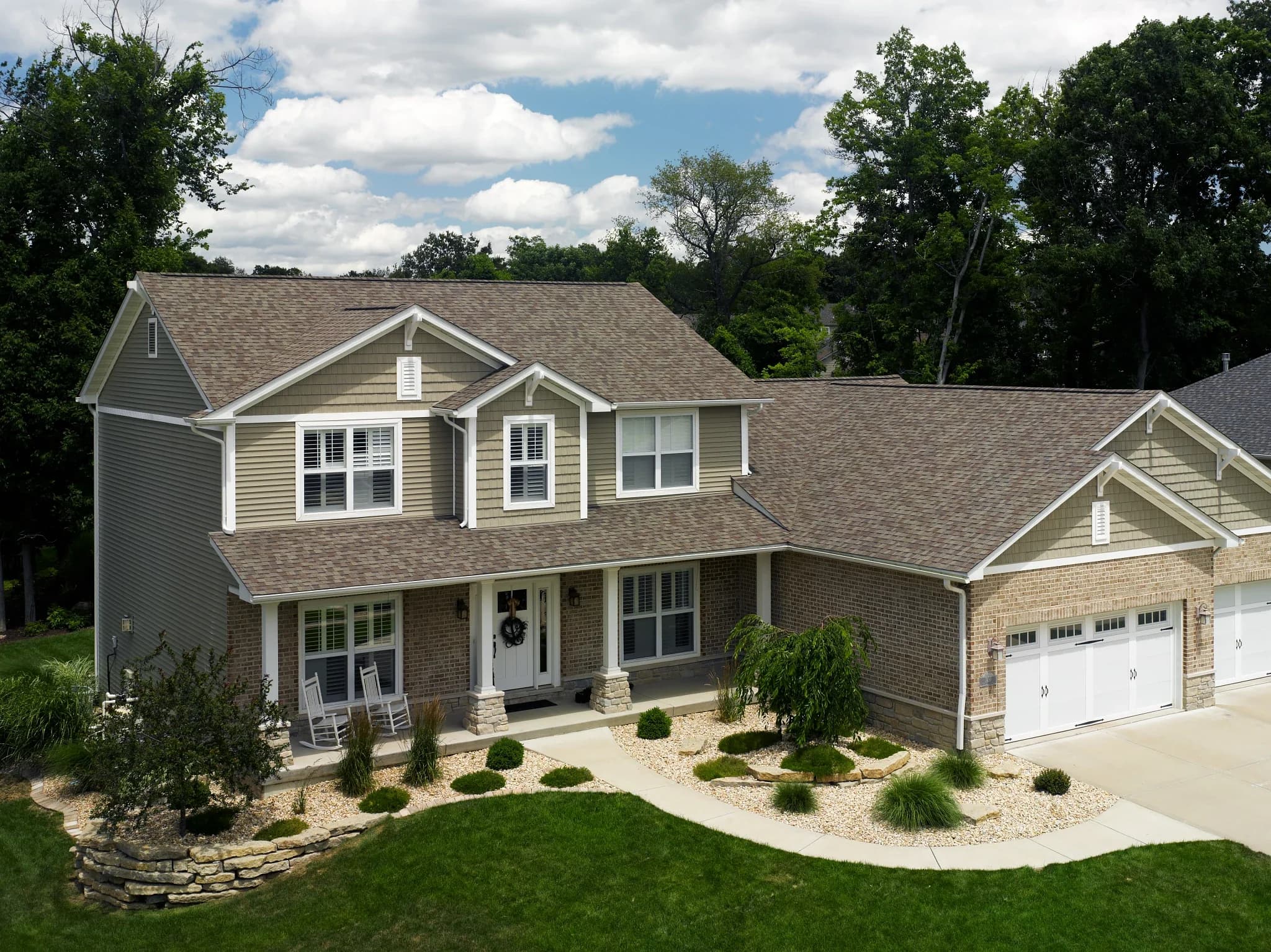 St. Paul porch home with CertainTeed Landmark Pro in Weathered Wood
