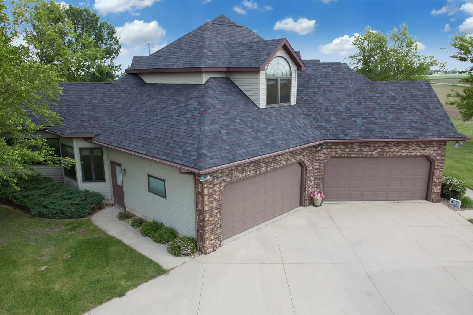 Home with Malarkey Legacy shingle in Black Oak