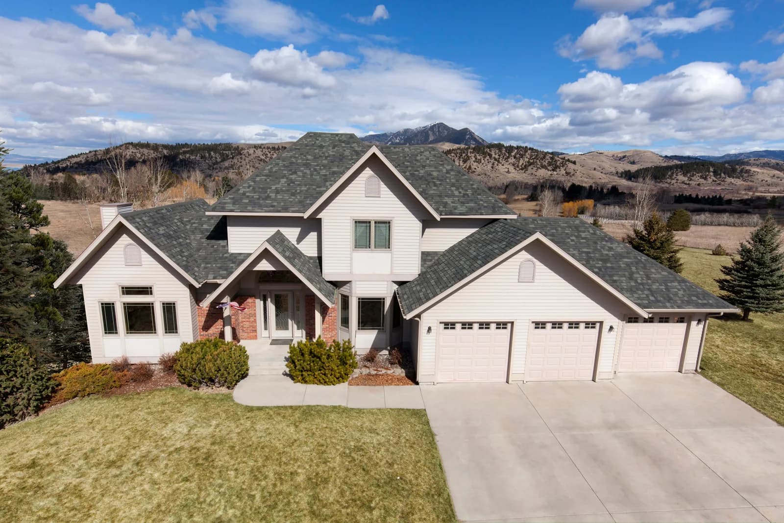 Malarkey Legacy SBS-modified shingles in Storm Grey on a home